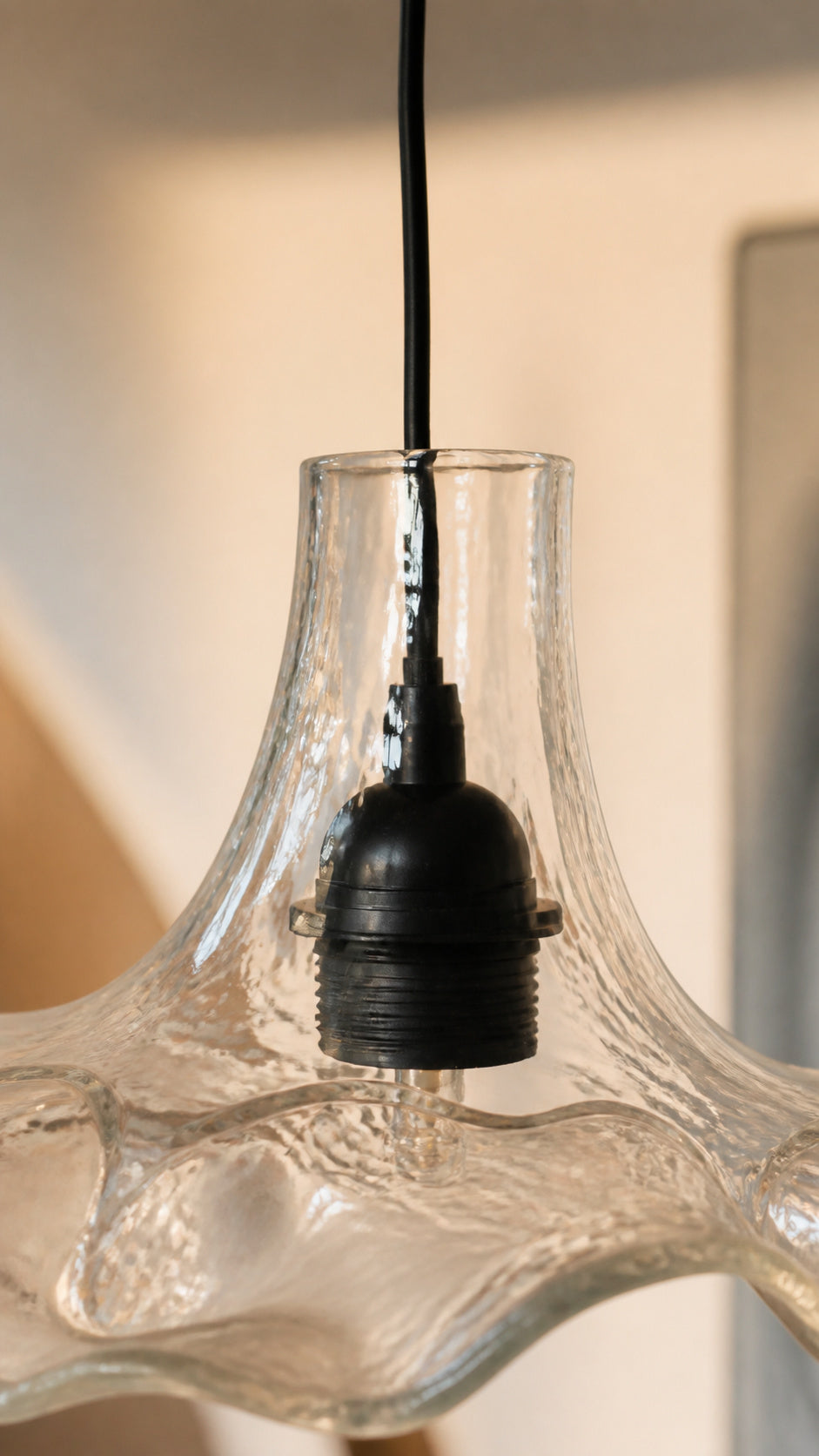 E27 single socket detail inside the glass pendant