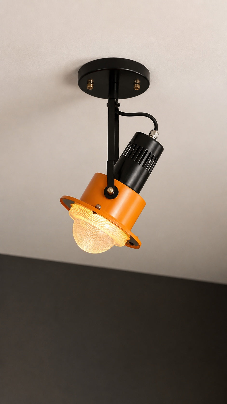 Surface-mounted ceiling contact detail