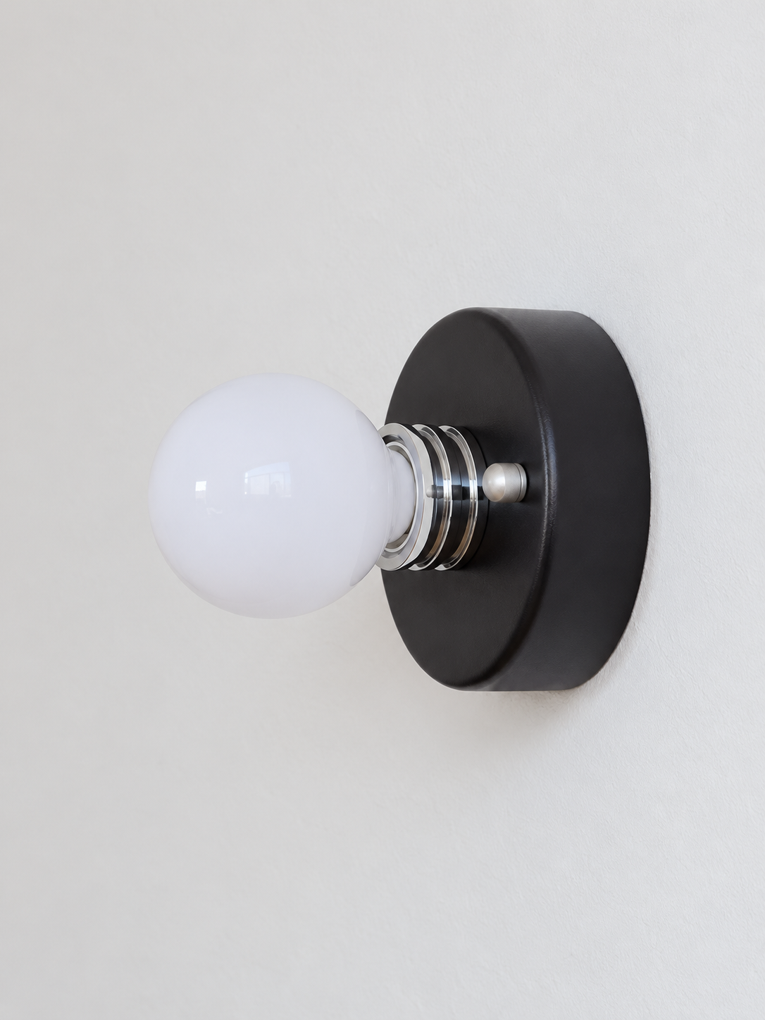 Round Backplate Exposed Bulb Wall Light – Black / Opal White Bulb