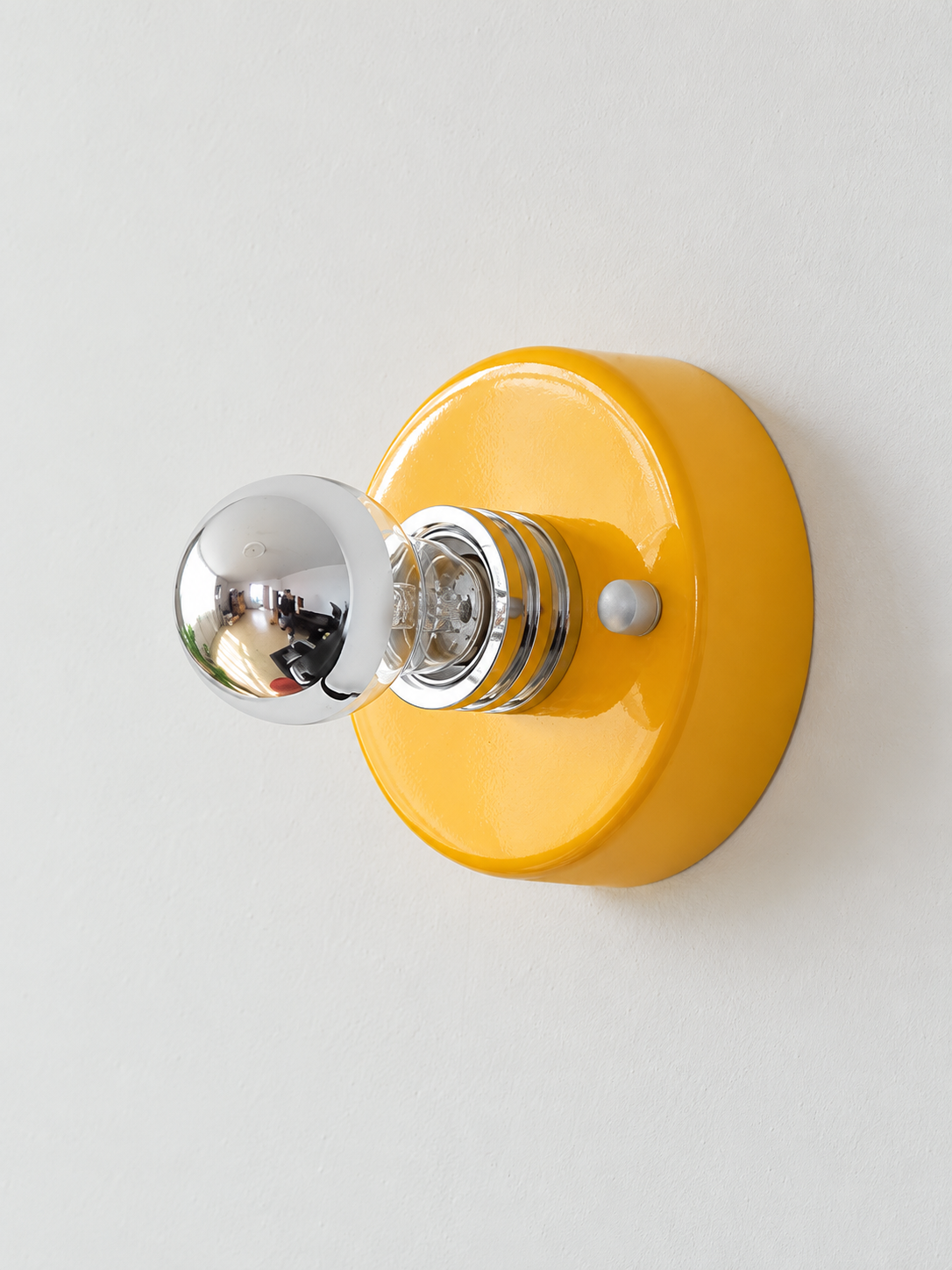 Round Backplate Exposed Bulb Wall Light – Yellow / Half-Mirror Bulb