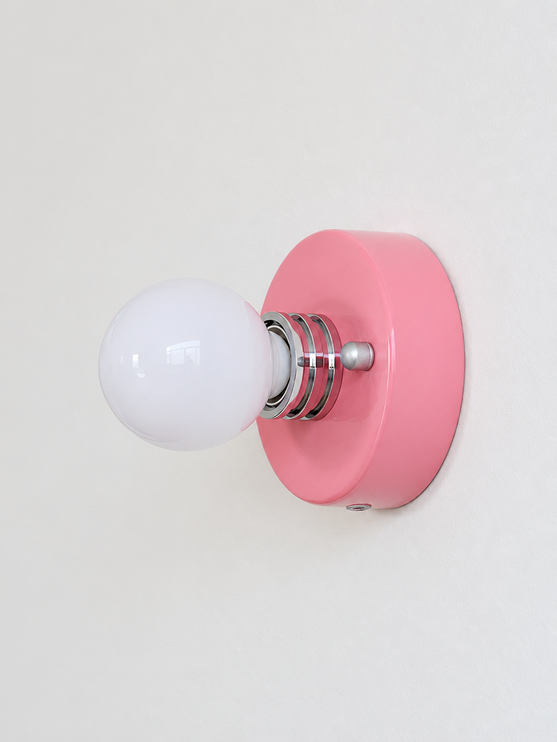Round Backplate Exposed Bulb Wall Light – Pink / Opal White Bulb