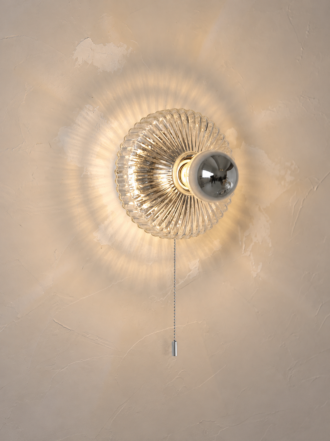 Fluted glass wall light with metal pull-chain switch