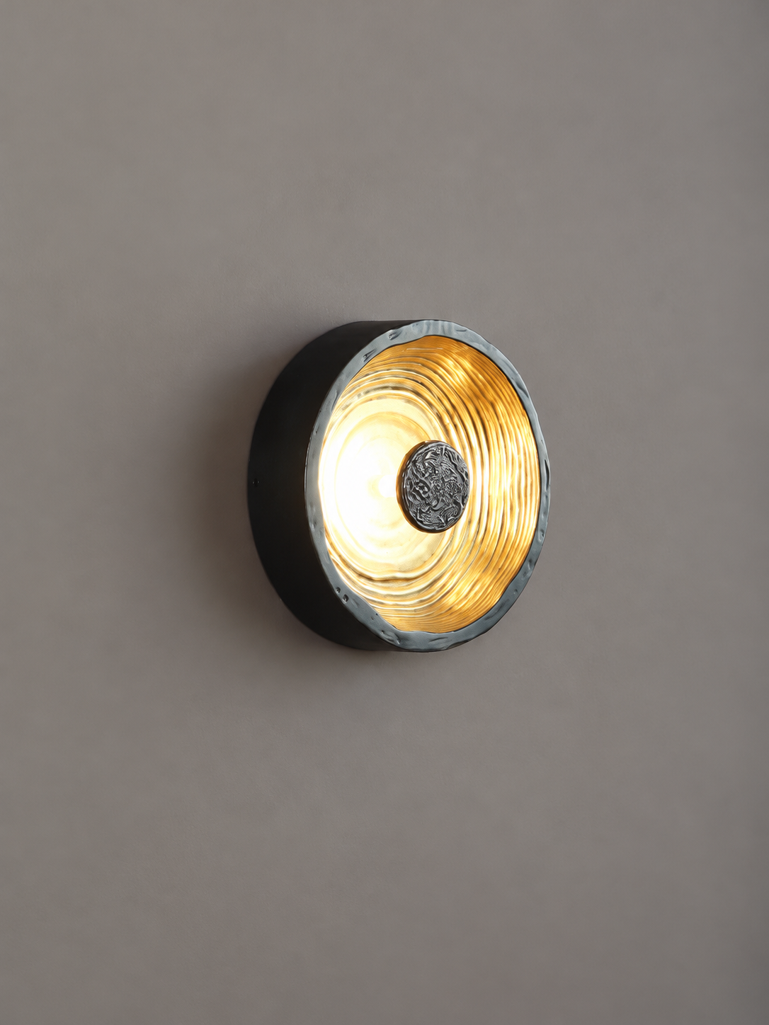 Black and gold ripple disc wall light, Style A 20 cm