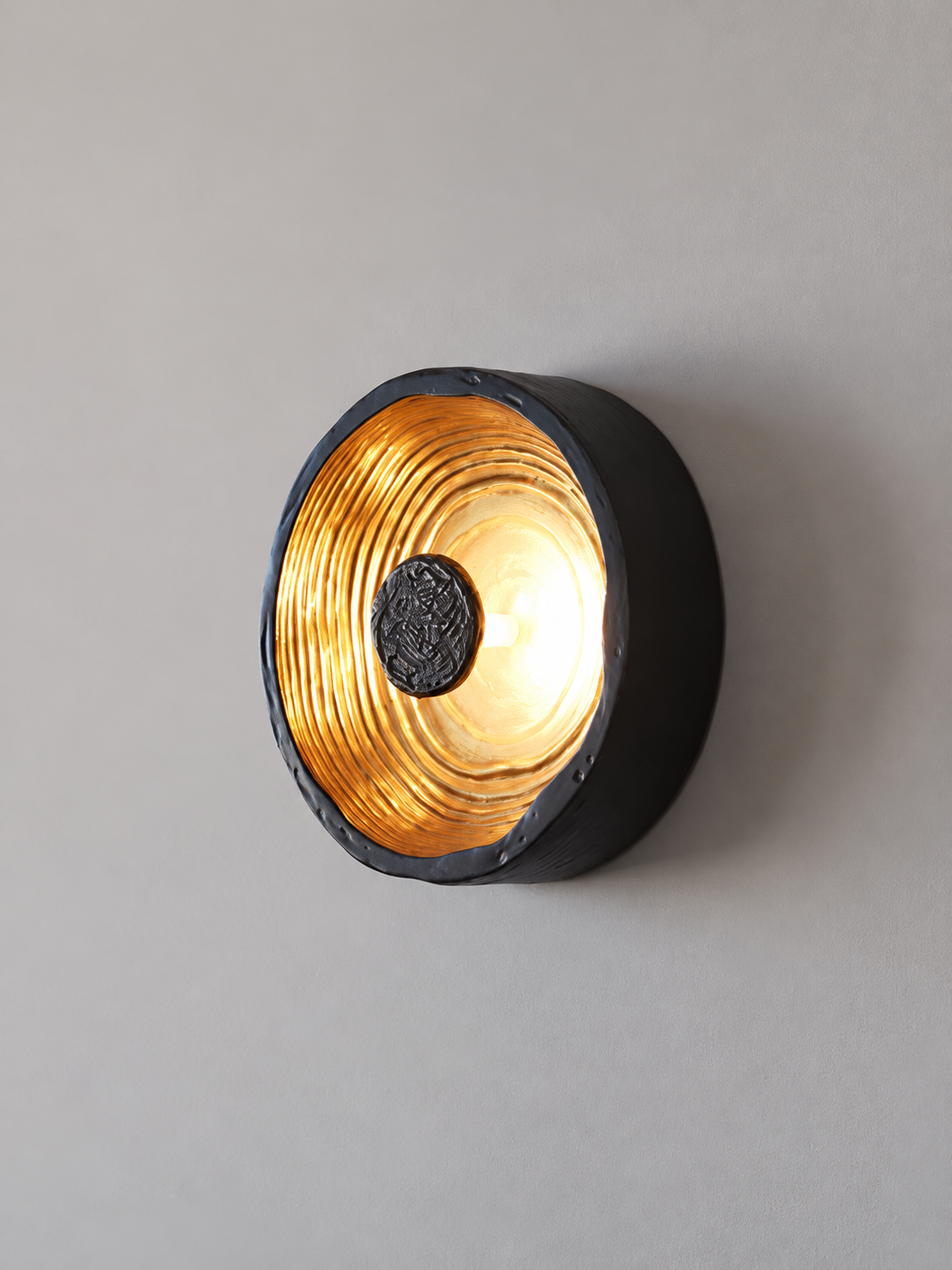 Black and gold ripple disc wall light, Style A 25 cm