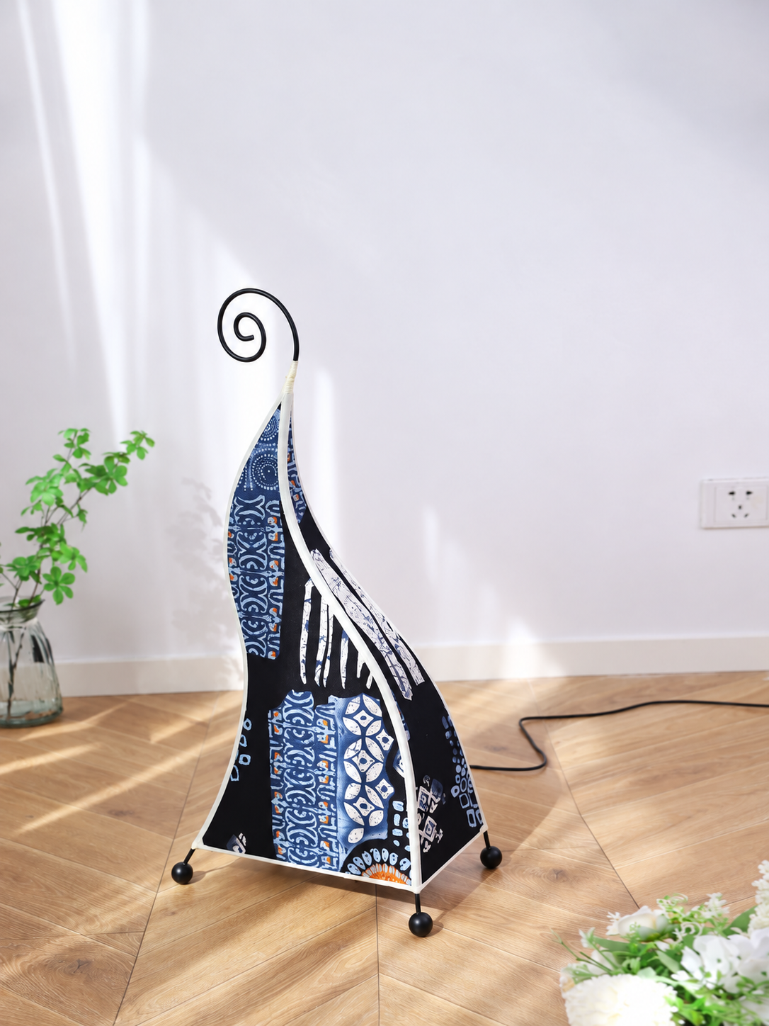 Stone Bridge patterned fabric floor lamp with spiral iron top, 76 cm