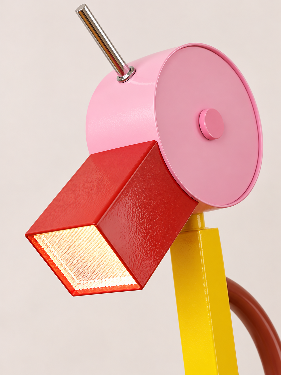 Close-up of the pink head, red beak and prismatic light diffuser