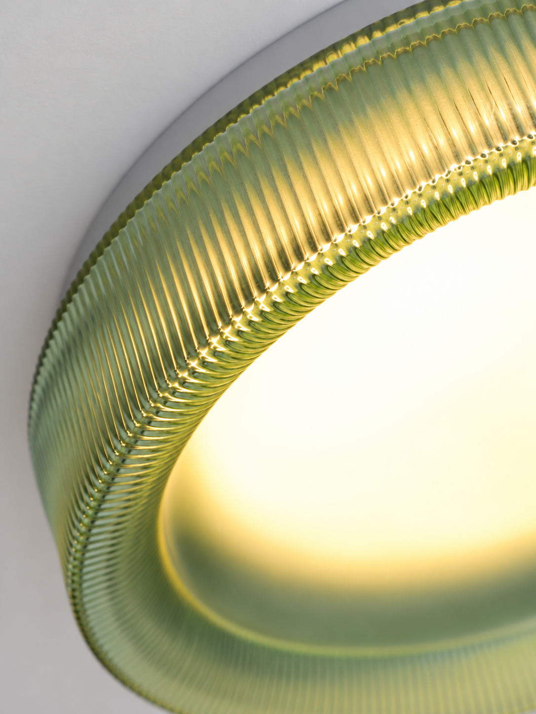 Close-up of the Halo Rim green glass ribbing and rounded edge